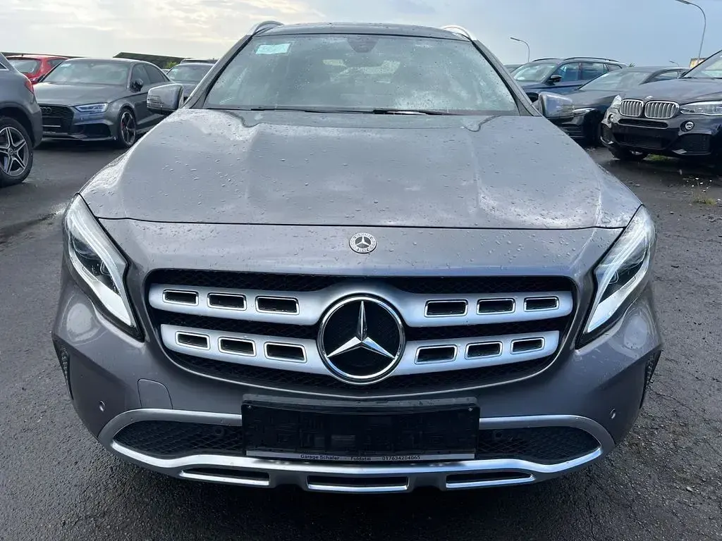 Gebraucht Mercedes GLA200 Urban 156 PS (114 kW) 2020 Grau SUV