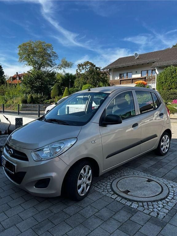 Beige Gebraucht 2013 Hyundai i10 Edition Kleinwagen | 2.585 € (Guter Preis) - Bild 1/4