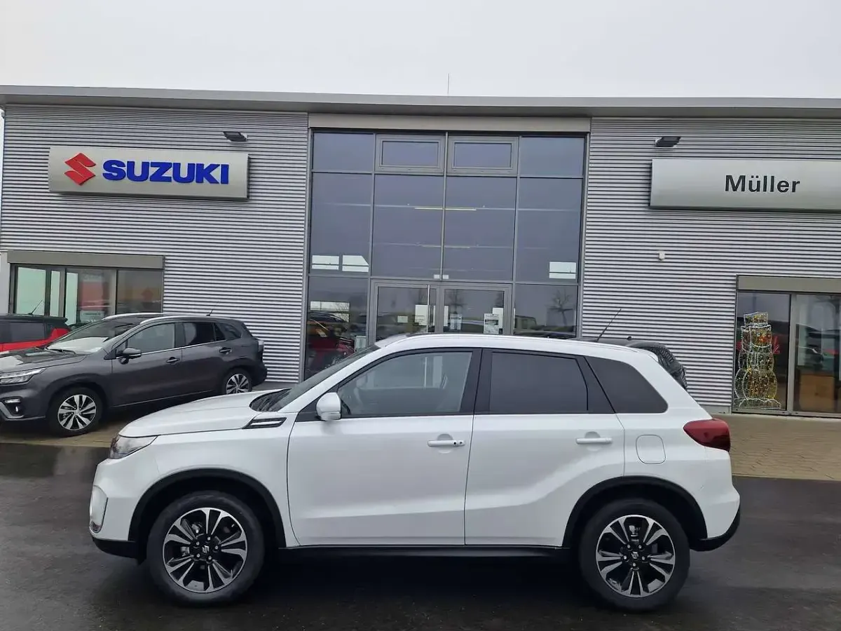 Gebraucht Suzuki Vitara Comfort 116 PS (85 kW) 2023 Cool white pearl SUV