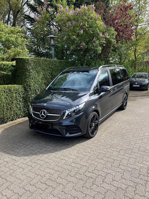 Schwarz Gebraucht 2023 Mercedes V300 Van / Kleinbus | 63.500 € (Fairer Preis) - Bild 1/4