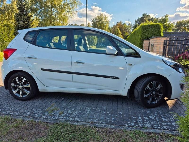 Weiß Gebraucht 2015 Hyundai ix20 Style Van / Kleinbus | 8.950 € (Fairer Preis) - Bild 1/4
