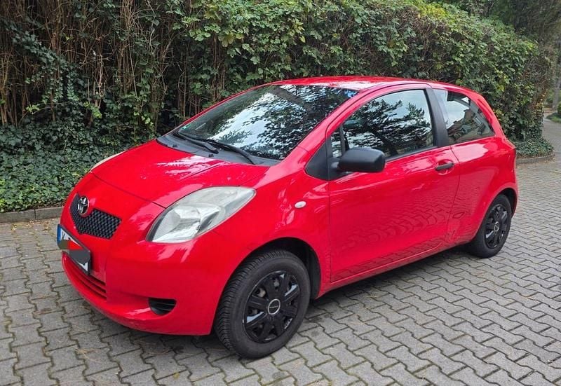 Rot Gebraucht 2008 Toyota Yaris Limousine | 2.150 € (Fairer Preis) - Bild 1/4