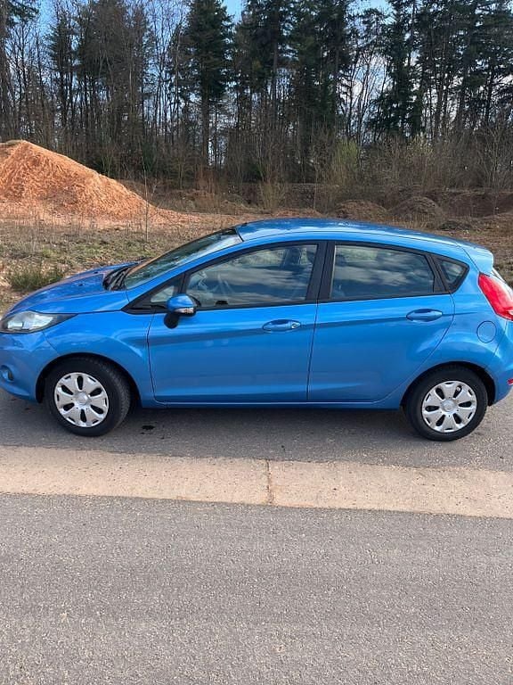 Gebraucht Ford Fiesta Ambiente 82 PS (60 kW) 2008 Blau Kleinwagen