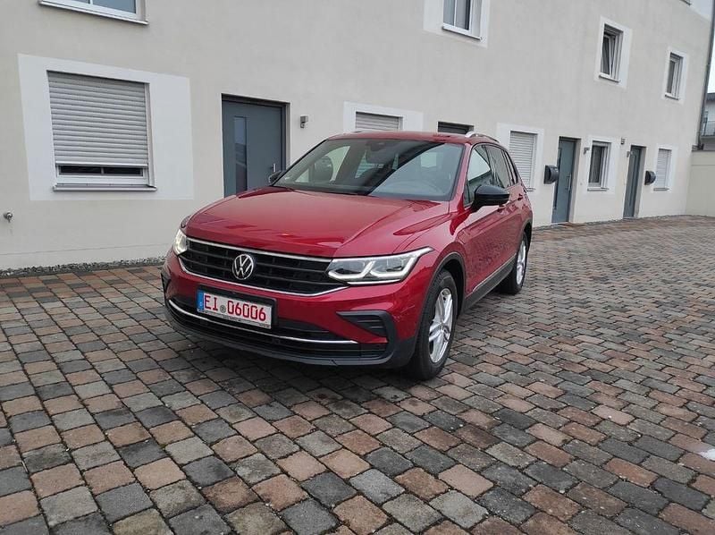 Gebraucht VW Tiguan Active 150 PS (110 kW) 2023 Rot SUV