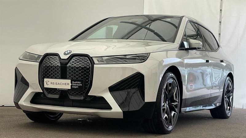 Mineralweiß metallic Gebraucht 2023 BMW iX Performance SUV | 63.199 € (Superpreis) - Bild 1/4