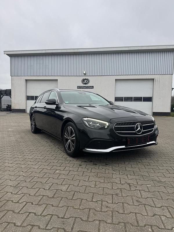 Schwarz Gebraucht 2020 Mercedes E200 Kombi | 29.990 € (Fairer Preis) - Bild 1/4