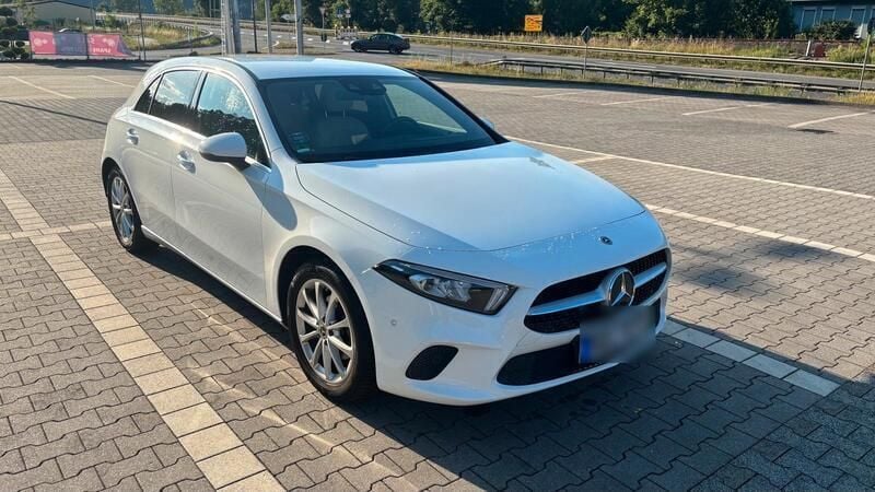 Weiß Gebraucht 2021 Mercedes A180 Kleinwagen | 21.200 € (Guter Preis) - Bild 1/4