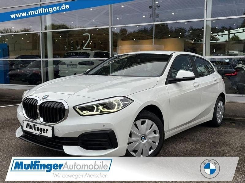 Alpinweiß Gebraucht 2021 BMW 118 Sport Line Kleinwagen | 18.480 € (Guter Preis) - Bild 1/4