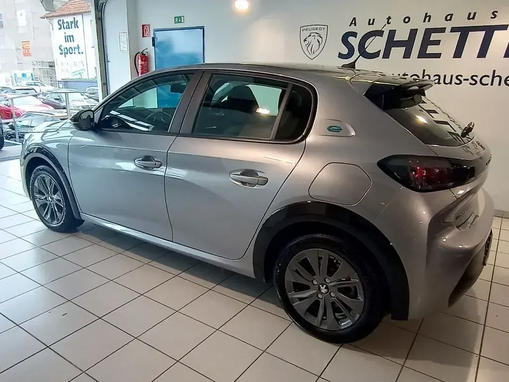 Gebraucht Peugeot e-208 Active 100 kW (136 PS) 2022 Silber Kleinwagen