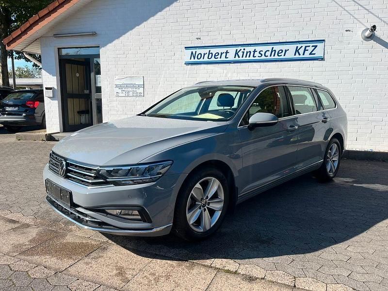 Grau Gebraucht 2024 VW Passat Elegance Kombi | 32.800 € (Superpreis) - Bild 1/4