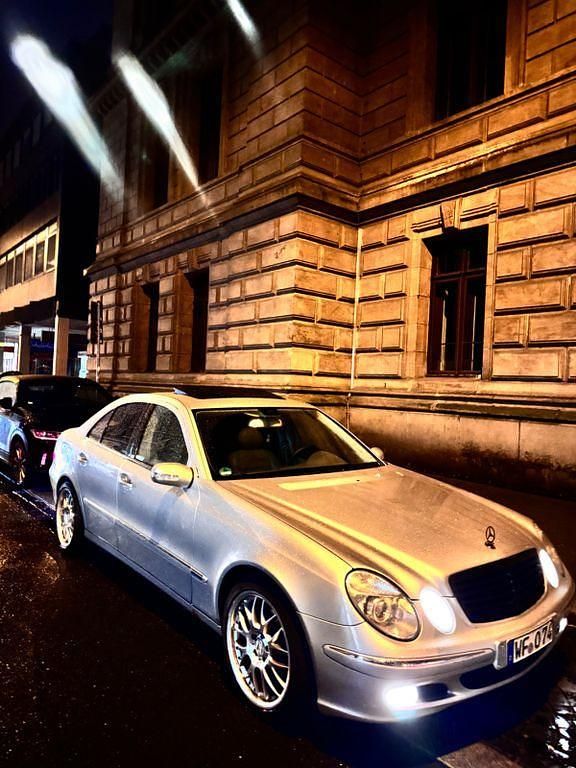 Silber Gebraucht 2004 Mercedes E240 Elegance Limousine | 5.500 € (Teuer) - Bild 1/4