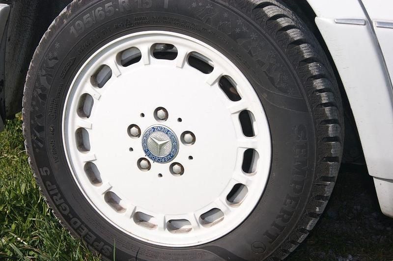 Gebraucht Mercedes E230 132 PS (97 kW) 1990 Weiß Limousine