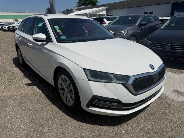 Weiß Gebraucht 2021 Skoda Octavia First Edition Limousine | 12.138 € - Bild 1/4