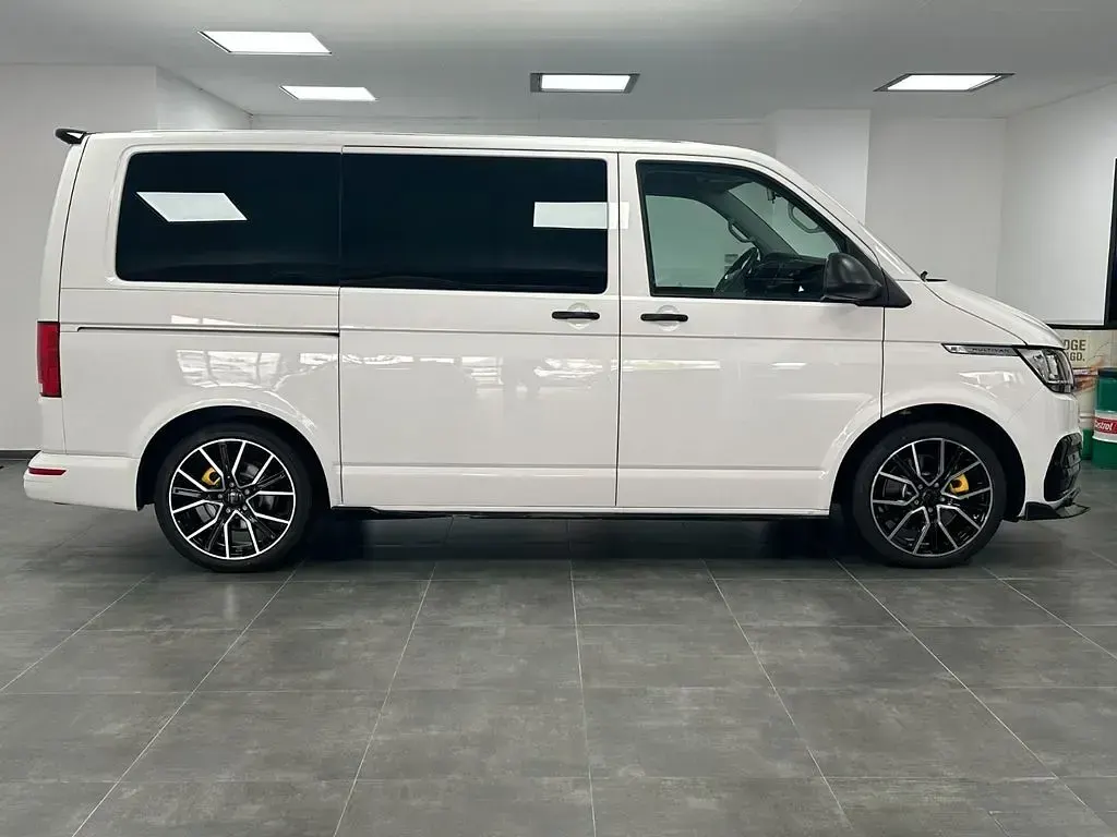 Gebraucht VW Multivan Family 150 PS (110 kW) 2022 Weiß Van / Kleinbus