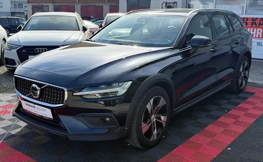 Używany Volvo V60 CC Plus 197 KM (144 kW) 2023 Czarny Kombi