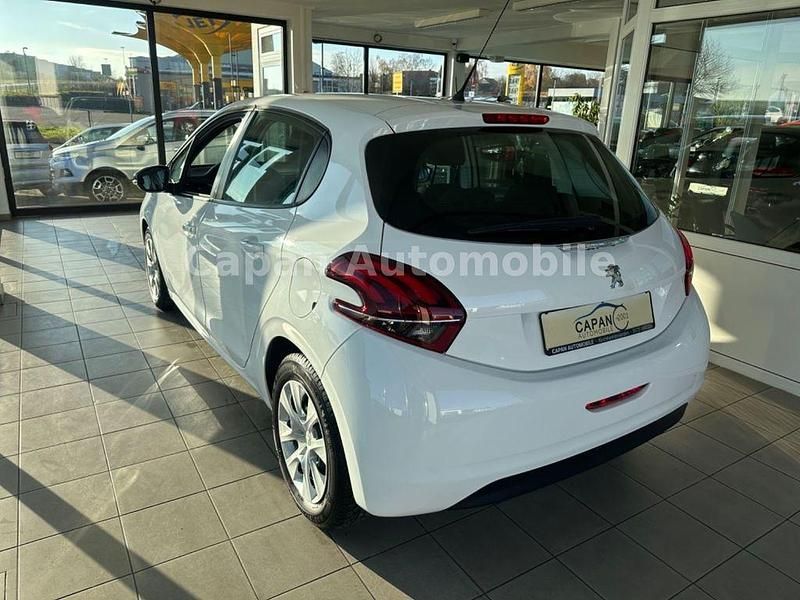 Gebraucht Peugeot 208 68 PS (50 kW) 2018 Weiß Kleinwagen