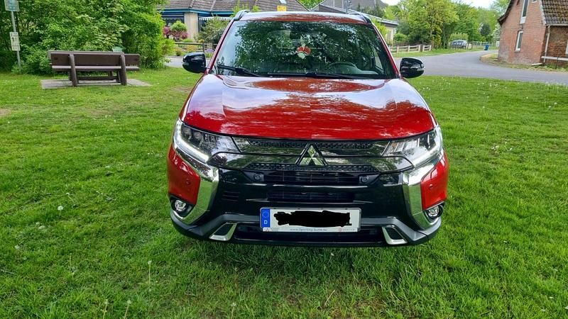 Rot Gebraucht 2019 Mitsubishi Outlander Plus SUV | 16.800 € (Superpreis) - Bild 1/4