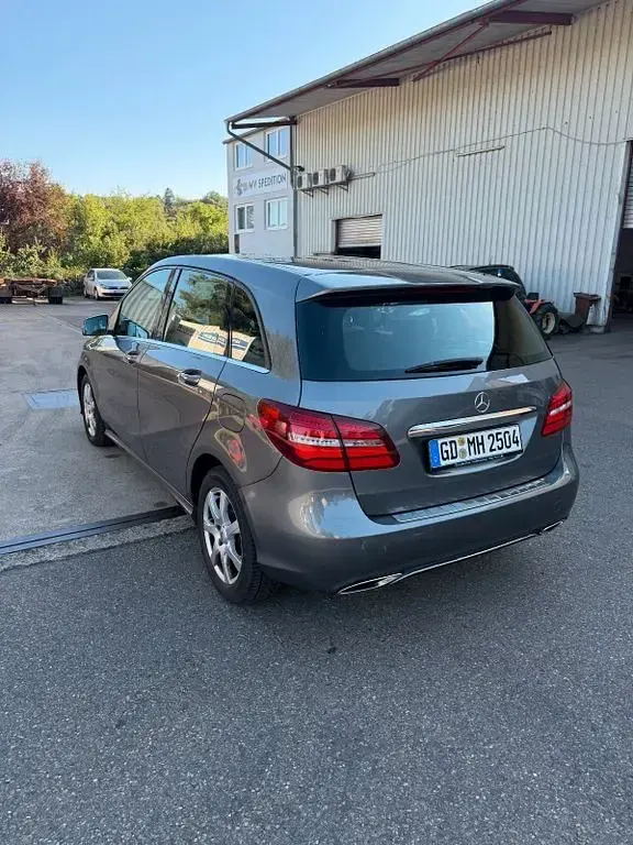 Gebraucht Mercedes B180 122 PS (89 kW) 2018 Grau Kleinwagen