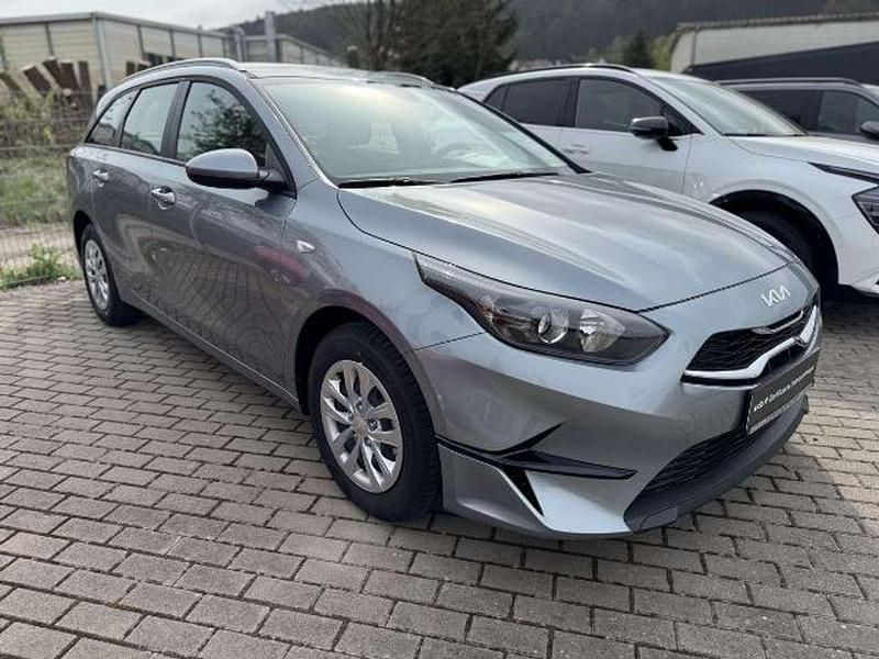Silber Neu 2025 Kia Ceed Sportswagon Vision Kombi | 22.590 € - Bild 1/4