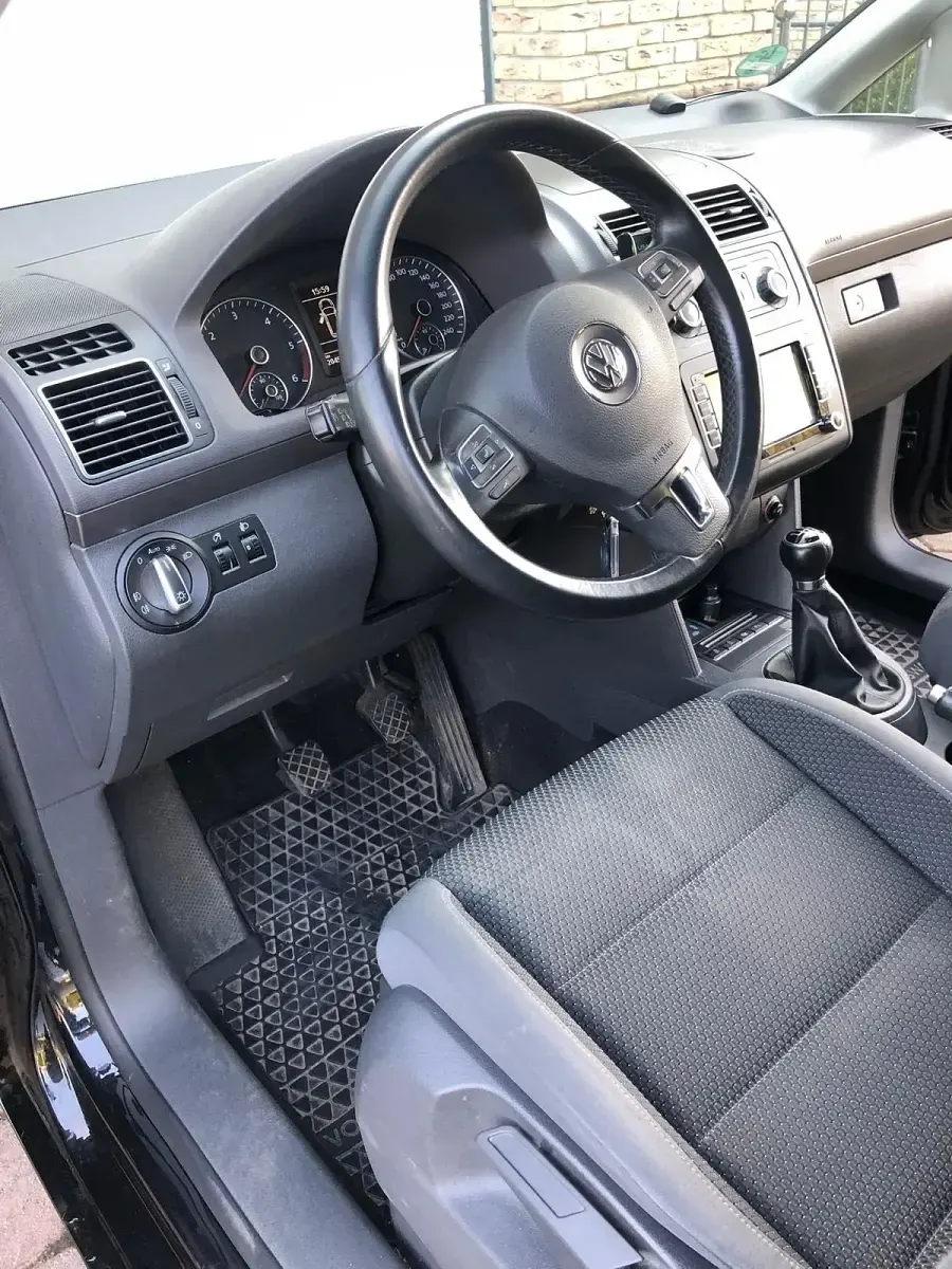 Gebraucht VW Touran 105 PS (77 kW) 2010 Schwarz Van / Kleinbus