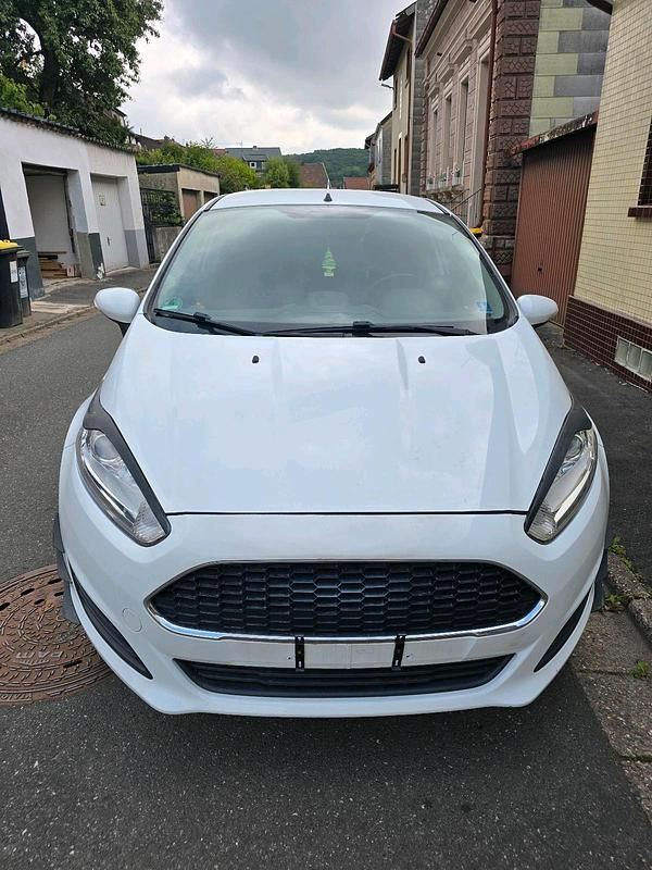 Weiß Gebraucht 2017 Ford Fiesta Kleinwagen | 3.850 € (Teuer) - Bild 1/4