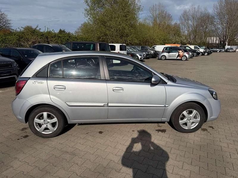 Gebraucht Kia Rio Spirit 75 PS (55 kW) 2010 Diamantsilber met. Limousine