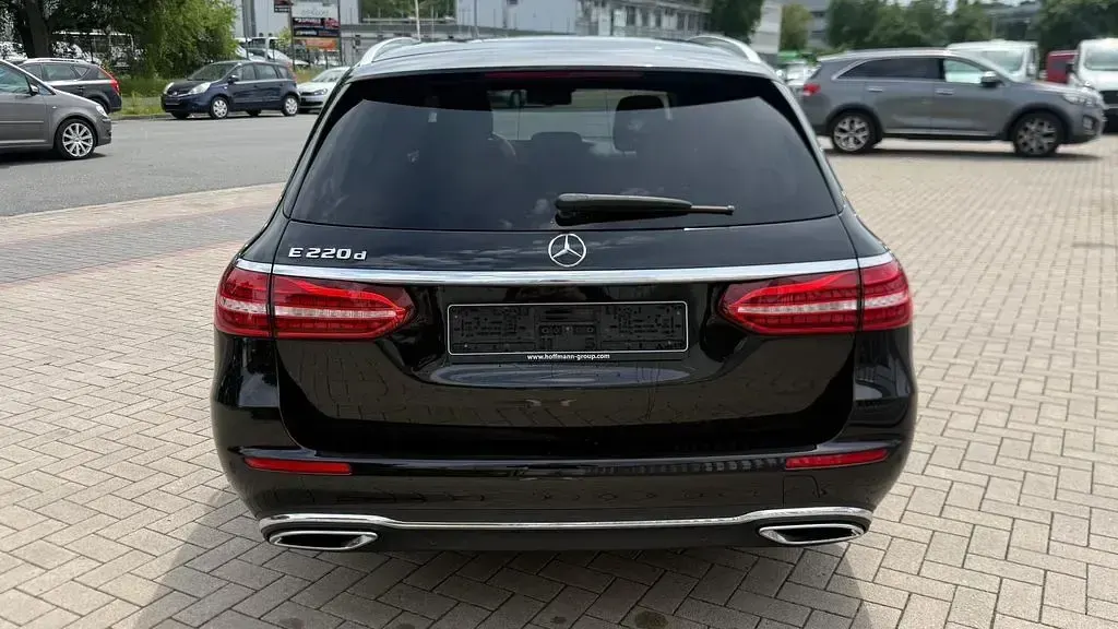 Gebraucht Mercedes E220 Avantgarde 200 PS (147 kW) 2023 Schwarz Limousine