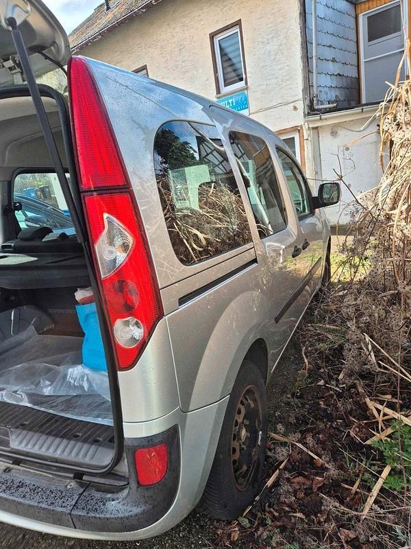 Gebraucht Renault Kangoo Authentique 107 PS (78 kW) 2012 Silber Van / Kleinbus