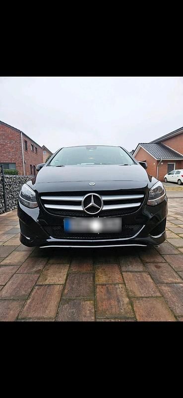 Usado Mercedes B200 136 HP (100 kW) 2017 Preto Monovolume