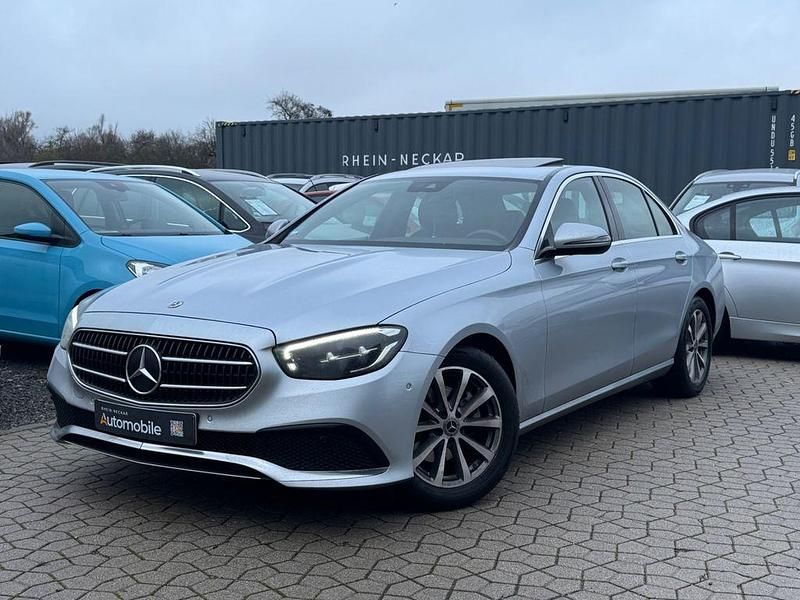 Silber Gebraucht 2022 Mercedes E220 Limousine | 22.999 € - Bild 1/4