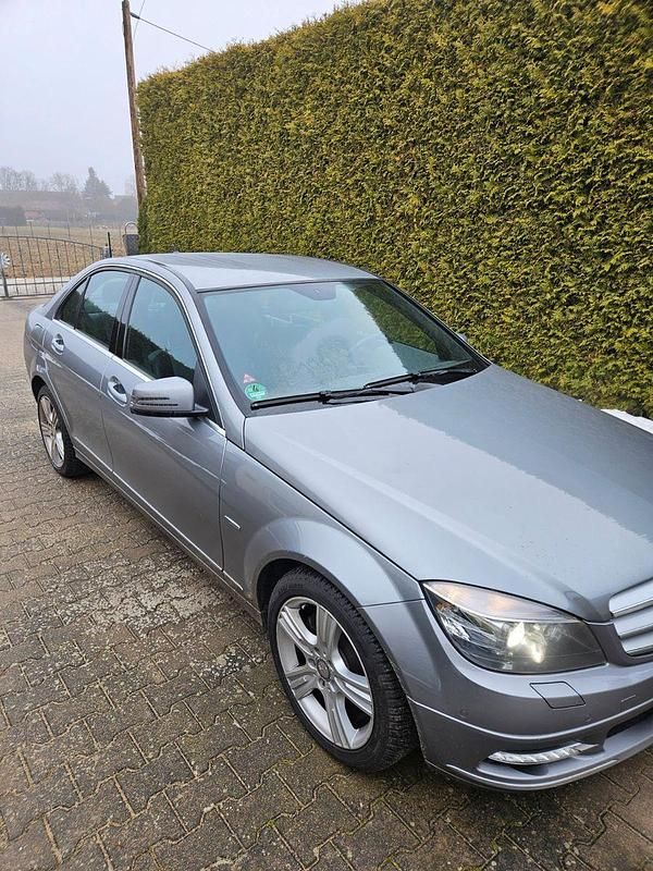 Grau Gebraucht 2010 Mercedes C180 Limousine | 11.000 € (Etwas zu teuer) - Bild 1/4