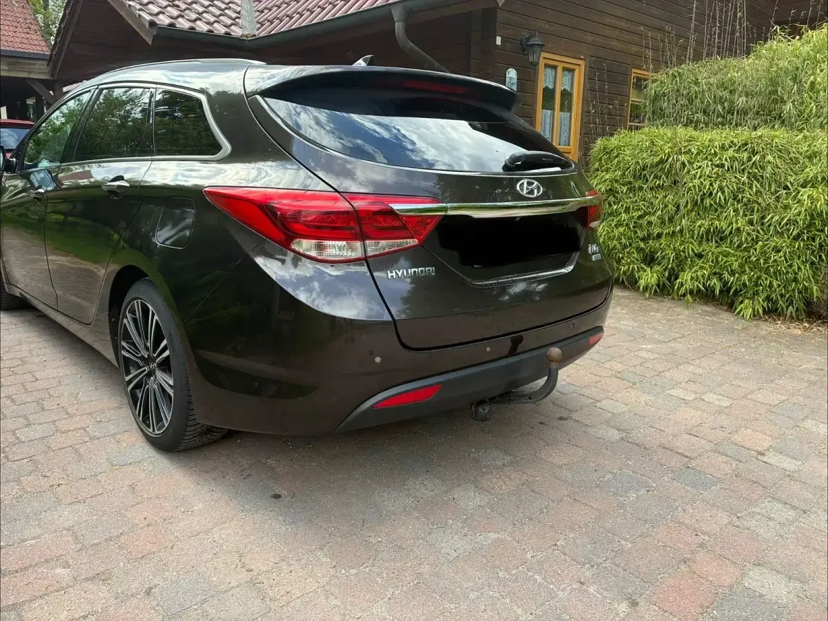 Gebraucht Hyundai i40 Premium 141 PS (103 kW) 2015 Braun Kombi