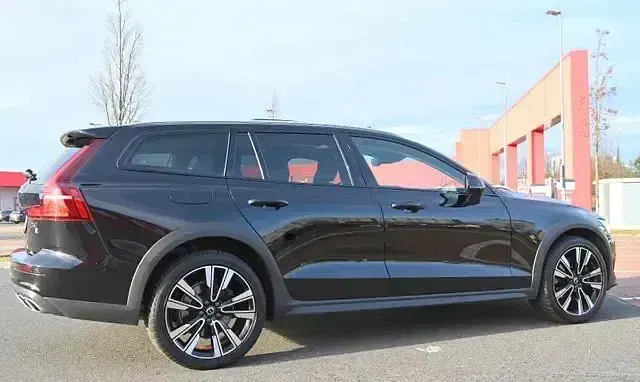 Gebraucht Volvo V60 CC Pro 190 PS (139 kW) 2019 Schwarz Kombi