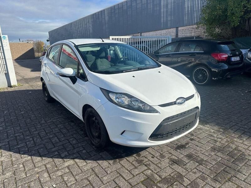 Gebraucht Ford Fiesta Trend 95 PS (69 kW) 2011 Weiß Kleinwagen