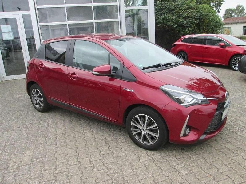 Gebraucht Toyota Yaris Hybrid Club 100 PS (73 kW) 2019 Tokiorotperleffect Limousine