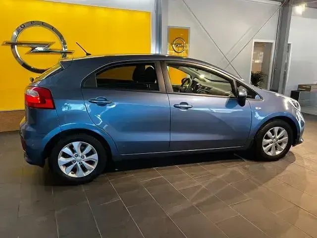 Gebraucht Kia Rio 109 PS (80 kW) 2017 Urban blue (metallic) Limousine