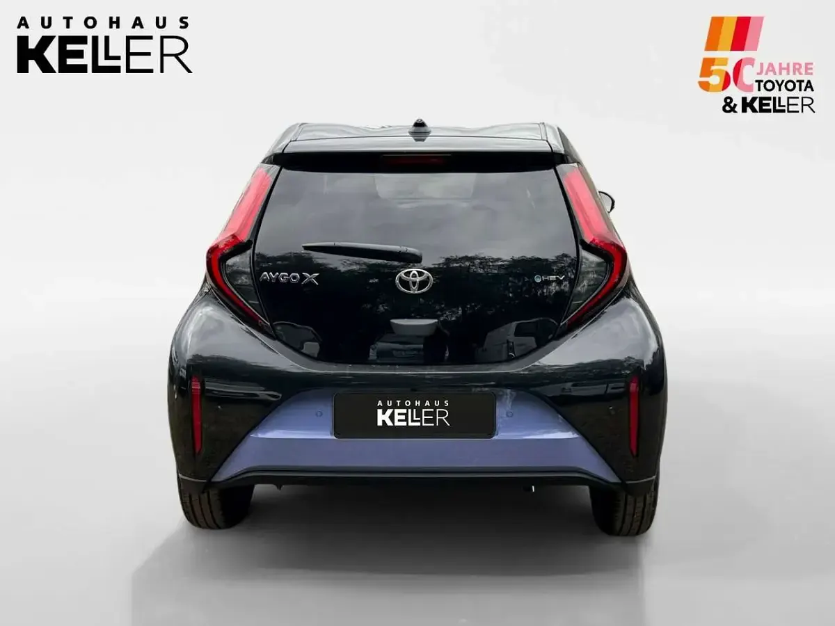 Neu Toyota Aygo X 117 PS (86 kW) 2026 Urban khaki / black SUV