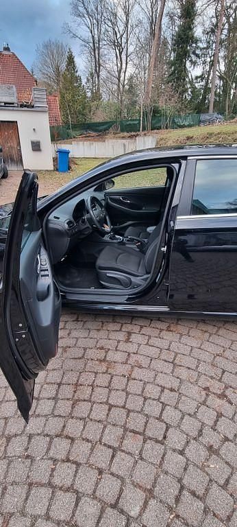 Gebraucht Hyundai i30 Premium 120 PS (88 kW) 2017 Schwarz Limousine