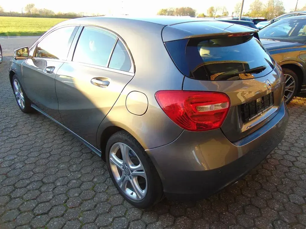 Gebraucht Mercedes A180 Urban 109 PS (80 kW) 2015 Grau Limousine