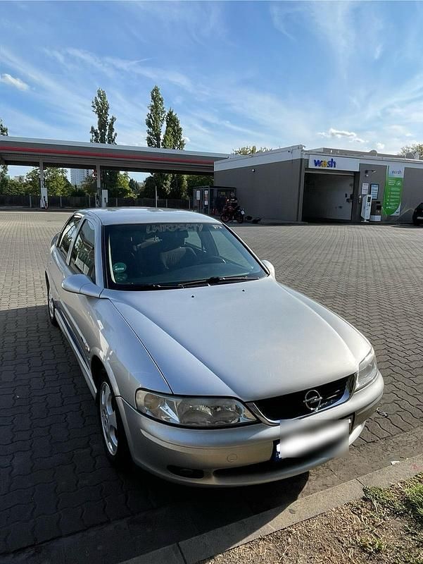 Grau Gebraucht 1999 Opel Vectra Limousine | 1.000 € (Fairer Preis) - Bild 1/4