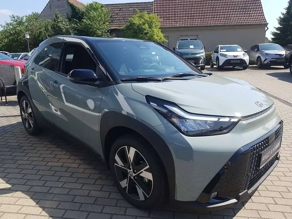 Neu Toyota Aygo X 116 PS (85 kW) 2026 Urban khaki metallic SUV