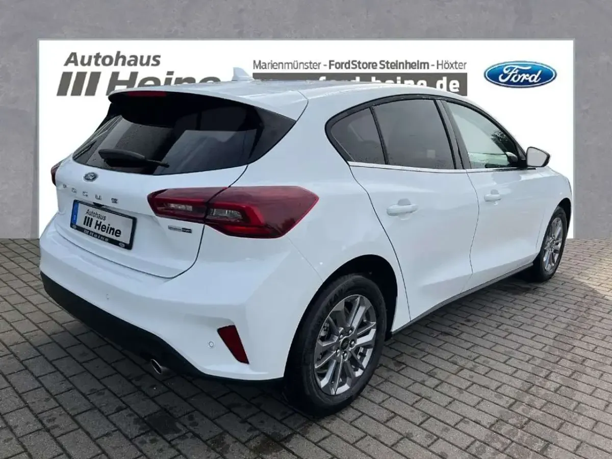 Gebraucht Ford Focus Style 125 PS (91 kW) 2023 Frozen white Limousine