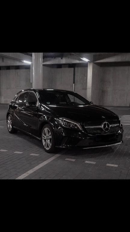 Schwarz Gebraucht 2017 Mercedes A200 Urban Limousine | 14.500 € (Fairer Preis) - Bild 1/4