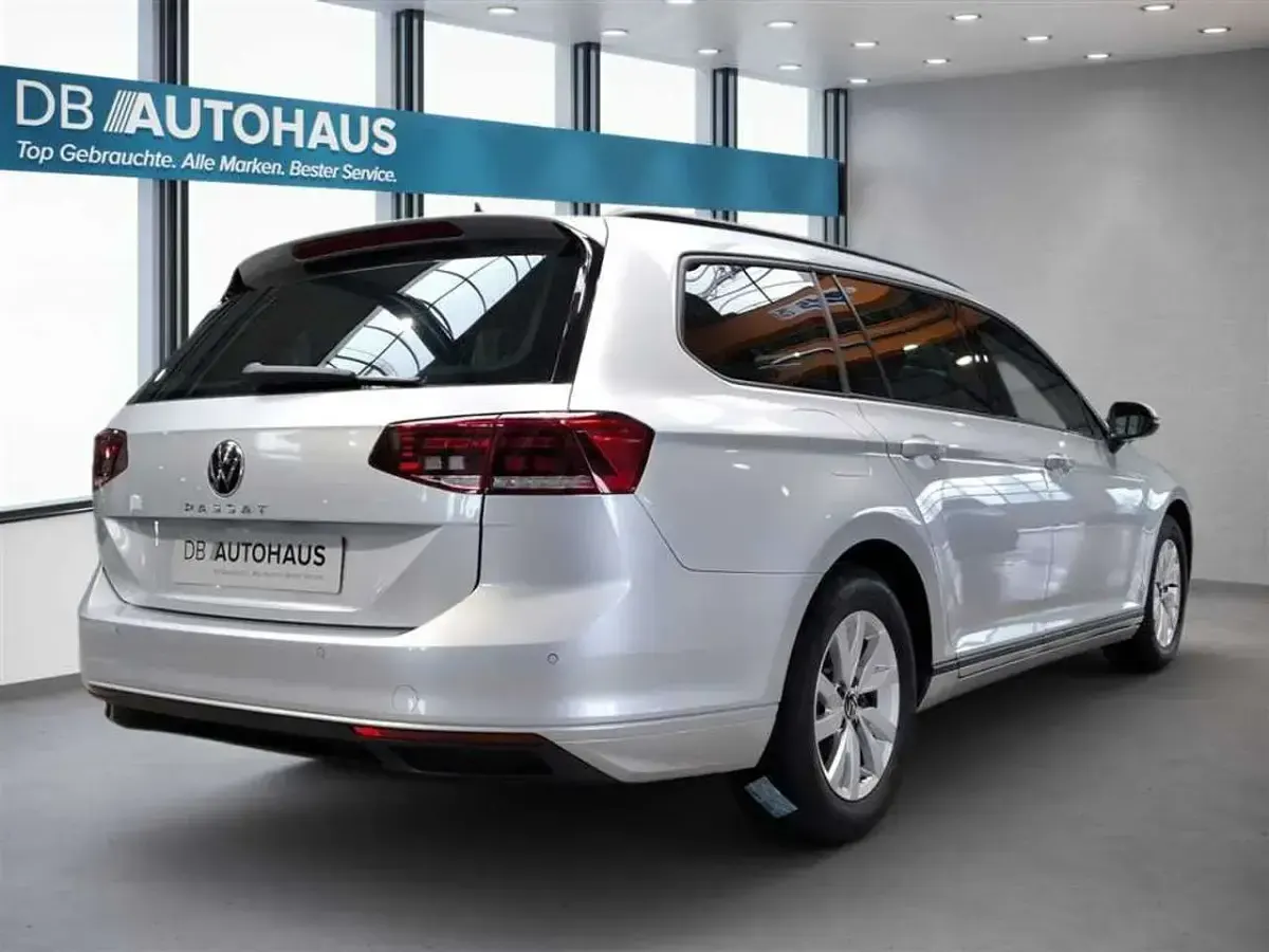 Gebraucht VW Passat 122 PS (89 kW) 2023 Silber Kombi