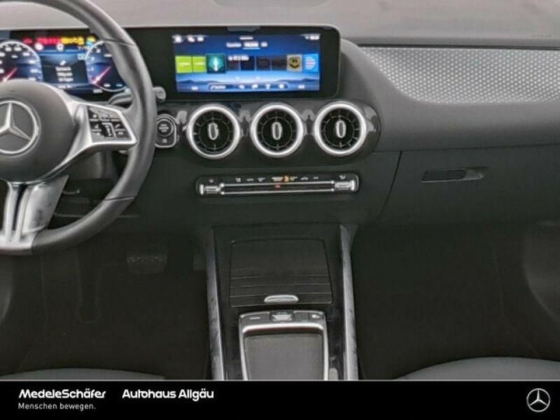 Gebraucht Mercedes GLA200 163 PS (119 kW) 2024 Lack hightechsilber (metallic) SUV