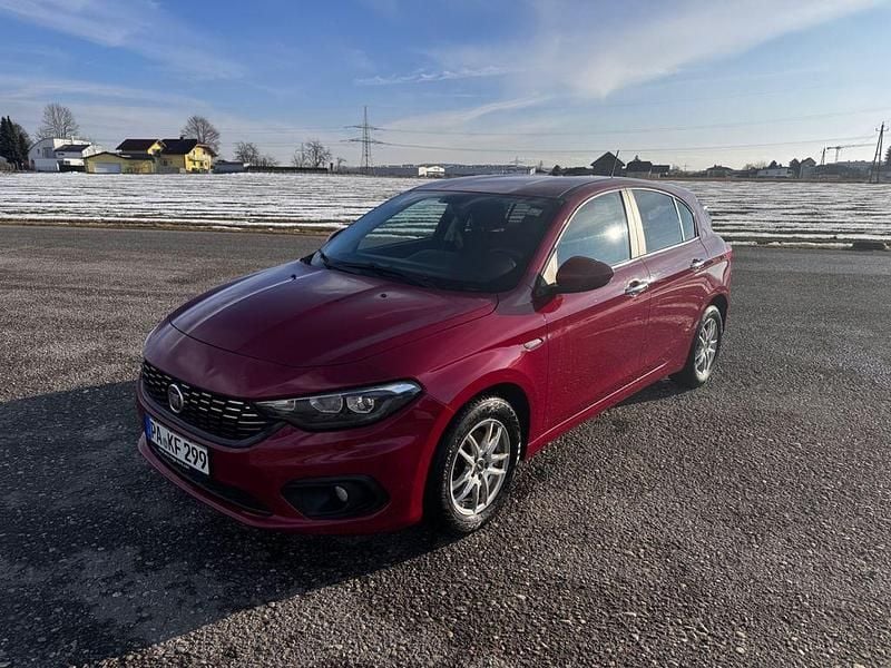 Gebraucht Fiat Tipo Easy 95 PS (69 kW) 2017 Rot Limousine