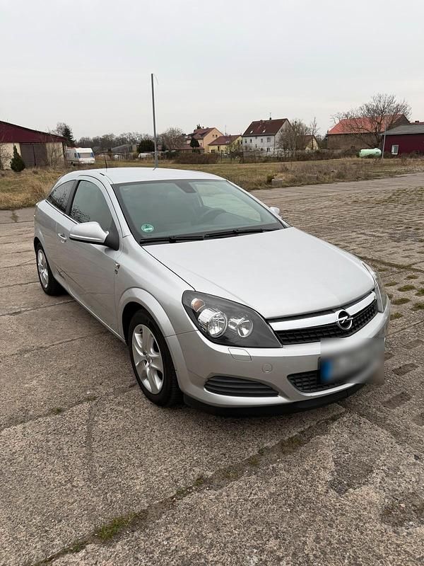 Gebraucht Opel Astra GTC 115 PS (84 kW) 2011 Silber Coupé