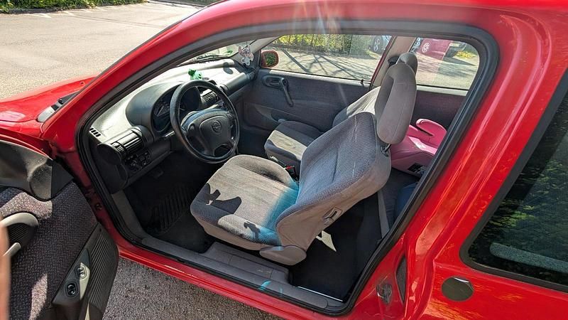 Używany Opel Corsa 60 KM (44 kW) 1996 Czerwony Hatchback