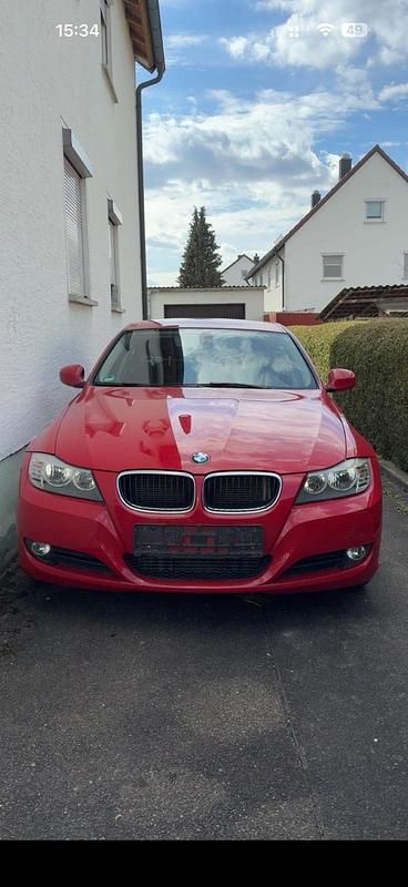 Gebraucht BMW 320 184 PS (135 kW) 2011 Rot Limousine