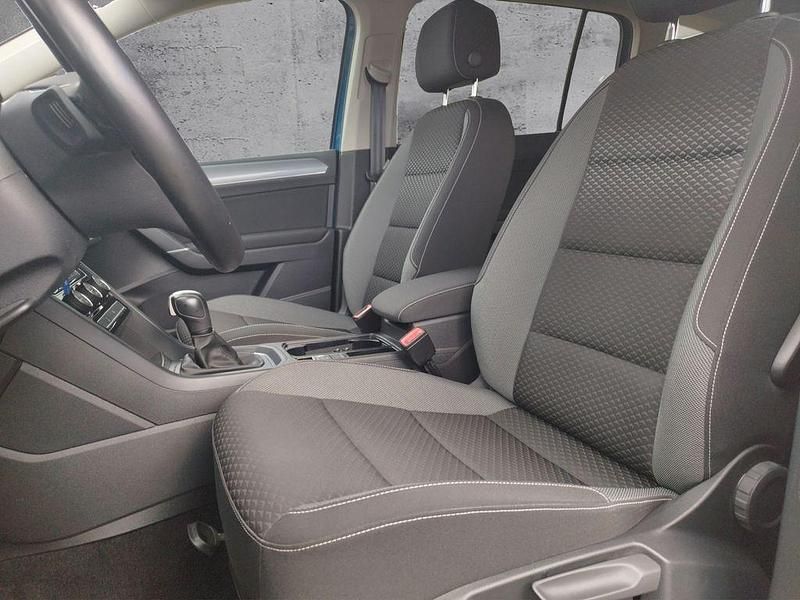 Gebraucht VW Touran Active 150 PS (110 kW) 2022 Caribbean blue metallic Van / Kleinbus